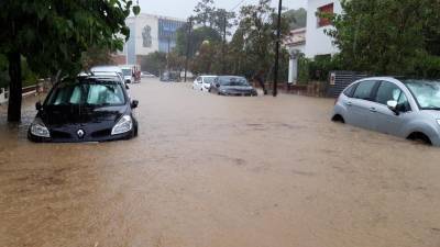 Las calles quedan anegadas de agua. FOTO: CLAUDIA GAMBERA/ Freedom Coma-ruga