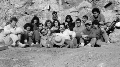 Unos jovencísimos investigadores y estudiantes en el yacimiento de Picamoixons, en 1988.