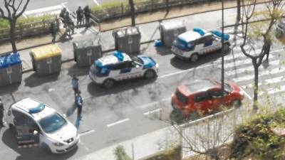 Imagen de la intervención de varias patrullas de los Mossos en el barrio Gaudí de Reus. Foto: Raúl
