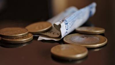 Euros en monedas y un billete
