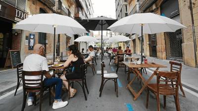 En la calle Fortuny, los bares y restaurantes han sacado terrazas al exterior durante la pandemia. FOTO: PERE FERRÉ