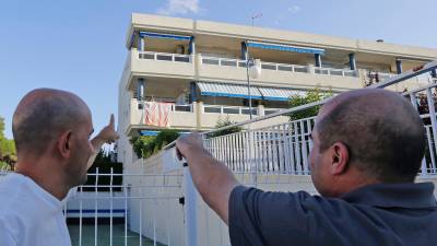 Jaume (derecha) señala la senyera de su balcón. Foto: lluís milián