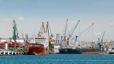 Vista general de las tareas de carga y descarga de mercancías en el Port de Tarragona. FOTO: Port de Tarragona