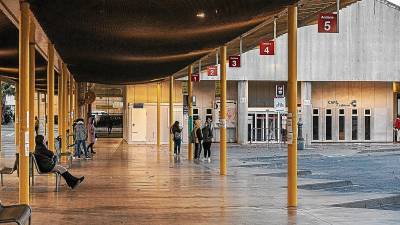 Gente en la estación de autobuses de Reus. FOTO: ÀNGEL ULLATE