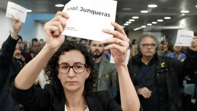 La secretaria general de ERC, Marta Rovira, muestra un cartel con el nombre de Oriol Junqueras