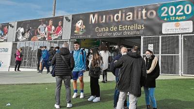 Este cartel que anunciaba la edición de 2020 ha sido visible durante dos años en los campos de fútbol de Cambrils. foto: alfredo González
