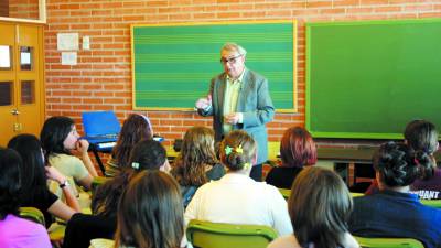 El compositor Joan Guinjoan en una visita als alumnes de Riudoms. FOTO: ACN