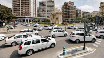 Concentración de taxistas hoy en Valencia. Foto: EFE