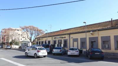 Aspecte actual de l’edifici de l’estació de Cambrils, situat al barri de l’Eixample Vila. FOTO: ALBA MARINÉ