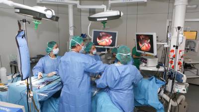 Imagen de archivo de una intervención quirúrgica en el Hospital Sant Joan de Reus. FOTO: ALBA MARINÉ/DT