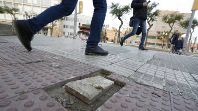Pavimento 'podotáctil' roto en la calle Enric d'Ossó. Pere Ferré