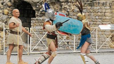 Una de las sorpresas de los combates: las gladiadoras, como la de la derecha, que también se ha comprobado que había. FOTO: Alfredo González