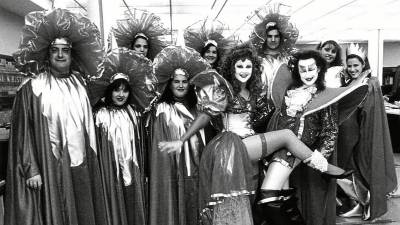 1993. El Carnestoltes i la Concubina (Disc45), a la dreta, en la redacció del ‘Diari’. FOTO: NINÍN OLIVÉ/ARXIU DT