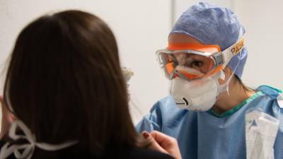 Una profesional saca una muestra para hacer la prueba de coronavirus en el Hospital Clínic de Barcelona. FOTO. DT