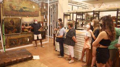 El director del Museu de Reus, Marc Ferran, guiando una visita a la sala de reserva. foto: Alba Mariné