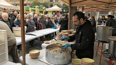 Al migdia molts vallencs feien cua per tastar el plat de faves a la catalana. FOTO: alba tudó