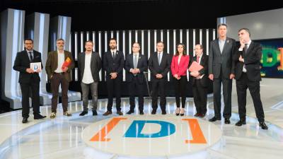 Els candidats a les eleccions al 21-D flanquejats pel periodista Quim Barnola, a l'esquerra, i el director de TVE, Eladio Jareño, a la dreta. Al costat d'Inés Arrimadas, Carles González, director de TVE Catalunya