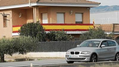 Una gran bandera española en una casa en Tortosa. FOTO: joan revillas