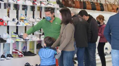 Una familia compra en una tienda de Platja d’Aro, el 28 de marzo.foto: ACN