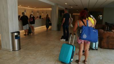 Imatge d'uns turistes a la recepció d'un dels hotels oberts a la Costa Daurada en el primer cap de setmana sense restriccions. ACN