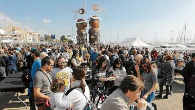 Imatge de la galerada popular al Port celebrada l’any passat. És un dels actes populars més consolidats del calendari gastronòmic cambrilenc. FOTO: alba mariné / dt