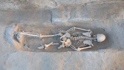 Los restos de un soldado enterrados en la fosa de Pernafeites, en Miravet. Foto: Iltirta Arqueologia