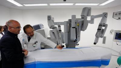 Imagen de archivo del delegado del Gobierno en Tarragona, Òscar Peris, cuando visitó el robot ‘Da Vinci’, antes de que empezara a operar. FOTO: PERE FERRÉ