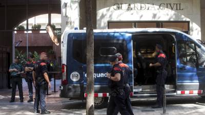 Media docena de furgonetas de los Mossos d'Esquadra custodian la comandancia de la Guardia Civil en la Travessera de Gracia de Barcelona. Foto: EFE