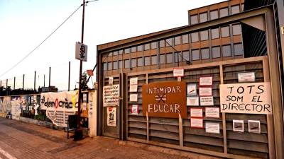 La entrada del Instituto JoaquínBau de Tortosa, lleno de carteles y pancartas dando apoyo al derecho a votar, ayer. foto: joan revillas