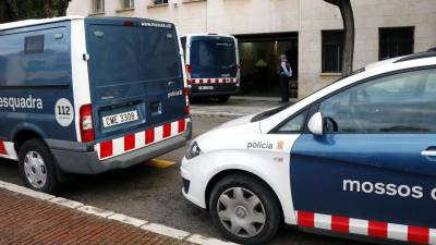 Furgonetes i cotxes dels Mossos d'Esquadra a les portes dels jutjats de Tarragona després de traslladar detinguts pendents depassar a disposició judicial. Foto: ACN