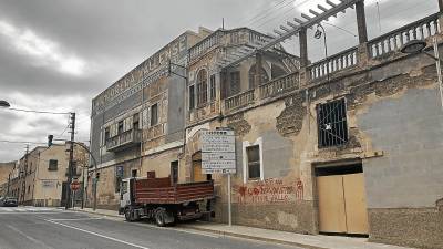 Ja han començat les obres per rehabilitar la planta baixa de l’edifici. FOTO: J.G.