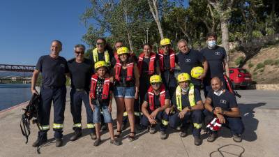 L’Érica i el Raúl, a Tortosa, acompanyats de tot l’equip de Bombers. FOTO: JOAN REVILLAS