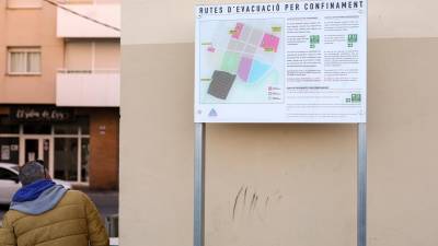Los carteles informativos del mercado de Bonavista, en los que se explican las rutas de evacuación. FOTO: ÀNGEL ULLATE