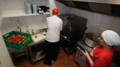 En la cocina de Taula Amiga se prepara la comida para 65 personas. Foto: lluís milián