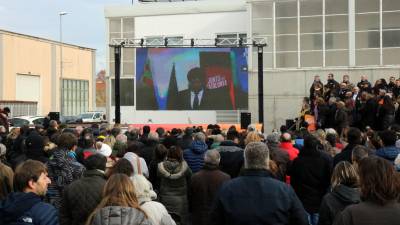 Pla general de la Plaça 1 d'octubre de Sant Julià de Ramis durant la intervenció de Puigdemont per videoconferència aquest dissabte 2 de desembre de 2017.