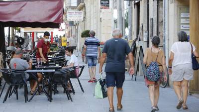 Imagen de gente paseando por la Rambla de Tarragona. DT