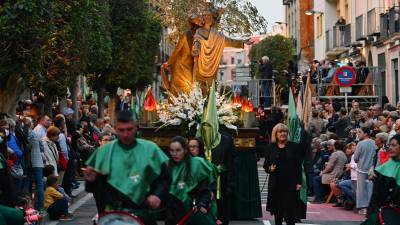 El arrabal de Robuster, lleno de gente mientras pasa la Processó del Sant Enterrament. FOTO: Alfredo González