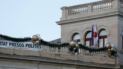 El Ayuntamiento ha colocado la bandera reusense, la catalana, la española y la europea en el tejado del edificio. Foto: Fabián Acidres