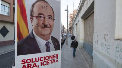 Carteles de Iceta fueron atacados ayer en Tortosa. FOTO: joan revillas