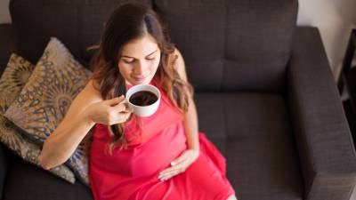 Los científicos consideran que evitar por completo la cafeína en el embarazo «podría ser recomendable». Foto: DT
