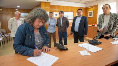 Montse Castellarnau firmando la moción de censura. FOTO: Àngel Ullate