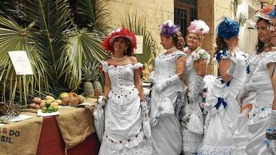 Les dames lluint els vestits de l’època durant l’edició de l’any passat de la Fira d’Indians. FOTO: anna f. ajuntament de torredembarra