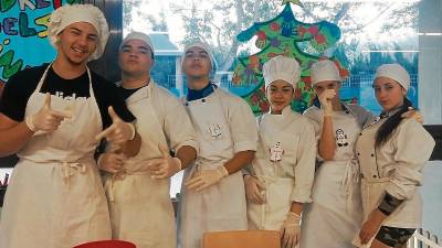 Los alumnos hacen de profesores de pastelería, por un día, dentro del proyecto ‘Entre nosaltres’. FOTO: Cedida