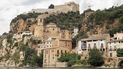 El castillo templario de Miravet corona el pueblo instalado en esta montaña, justo encima de las aguas del río Ebro. FOTO: Joan Revillas