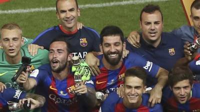 Aleix Vidal (izquierda, con un trofeo en la mano) celebra la Copa del Rey lograda con el Barça.