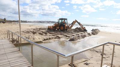 La Brigada empleó una excavadora para que entrara más agua desde la playa de Ponent. FOTO: ALBA MARINÉ