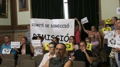 reballadors del Pius Hospital de Valls amb pancartes que demanen la dimissi&oacute; del comit&egrave; de direcci&oacute;. FOTO: Alba Tud&oacute;