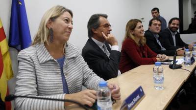 Neus Munte (i), Artur Mas (2i) y Marta Pascal (3i), entre otros, durante la reunión del Comité Nacional del PDeCAT celebrada esta mañana en Barcelona. FOTO: EFE