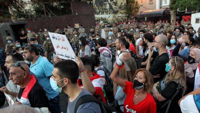 Protesta antigubernamental en Beirut el pasado 19 de septiembre con el lema «No detendréis la revolución con balas». FOTO: NABIL MOUNZER /EFE