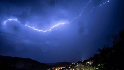 Descarga de rayos durante una tormenta en Tarragona. Foto: Carlos Uriarte